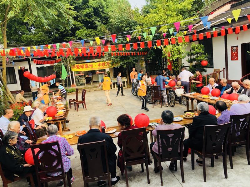 乐山嘉州养老院庆祝中秋节，老人们欢聚一堂